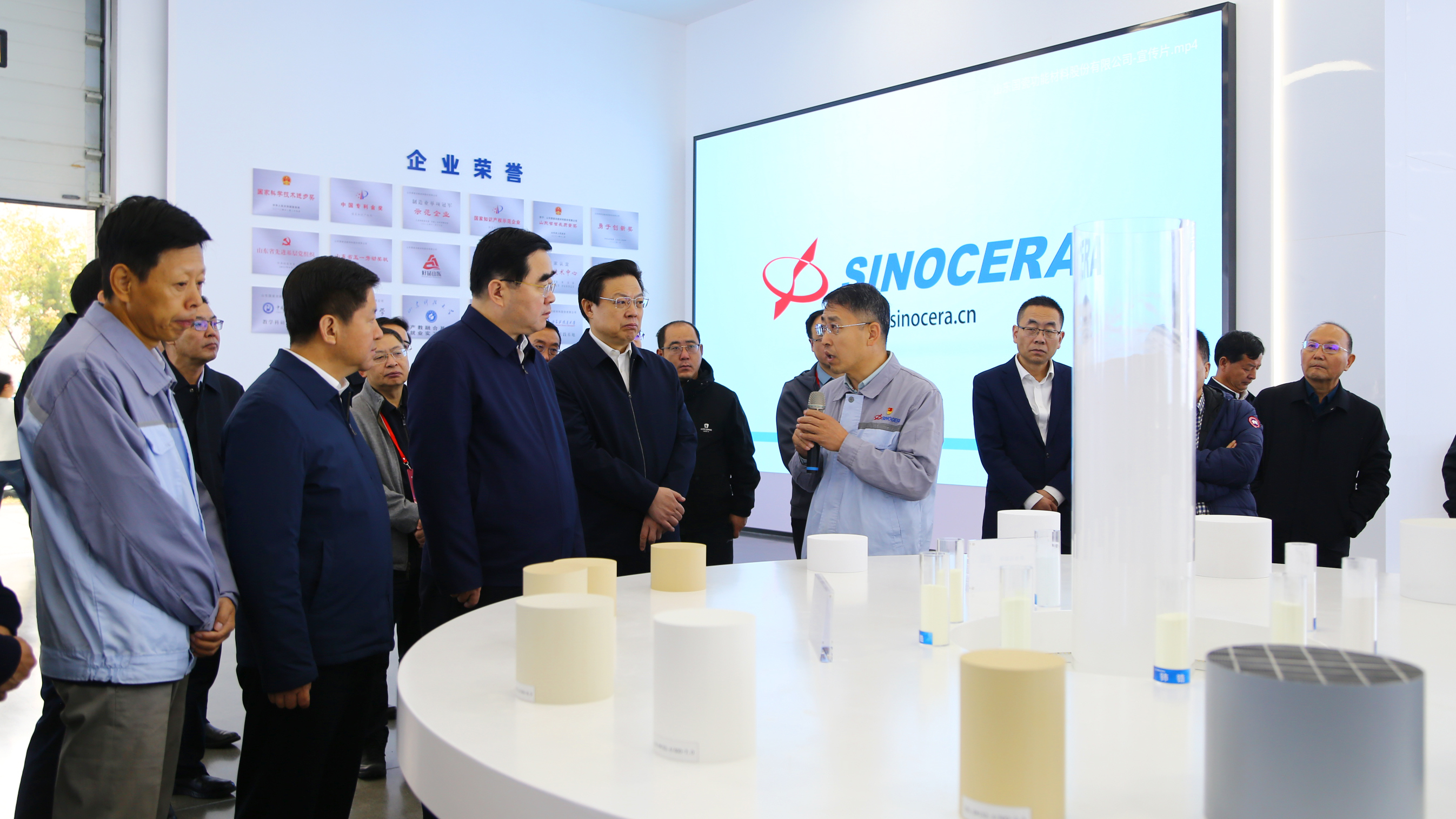 山东省国资委党委书记、主任满慎刚一行莅临腾博会官网材料参观调研